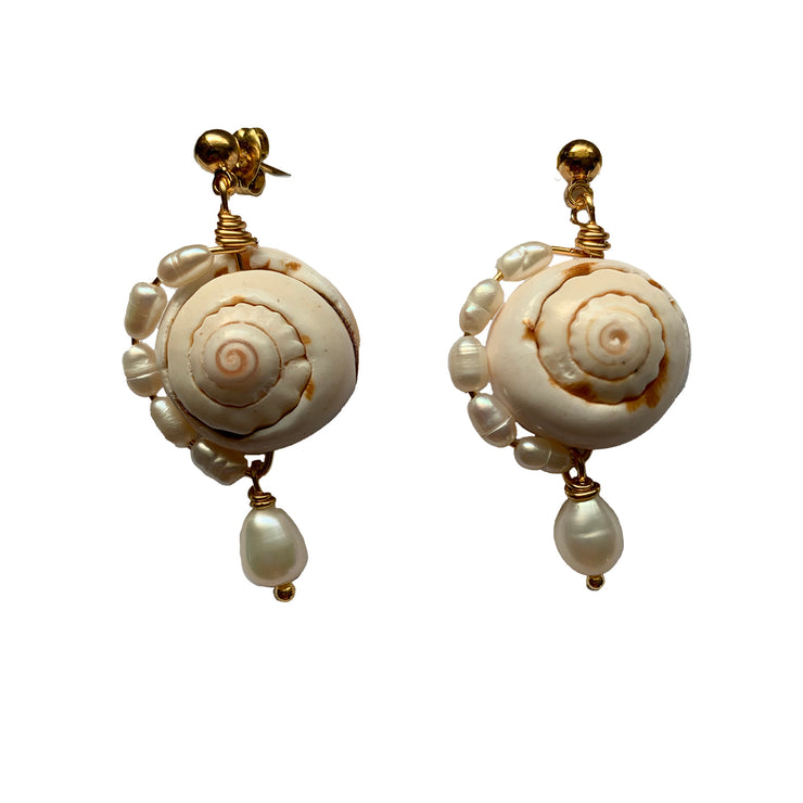 Seashell freshwater pearl earrings. Travel earrings for beach holiday